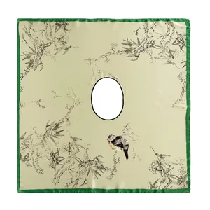 Détail d'un châle en soie avec peinture florale chinoise et bordure en ruban vert