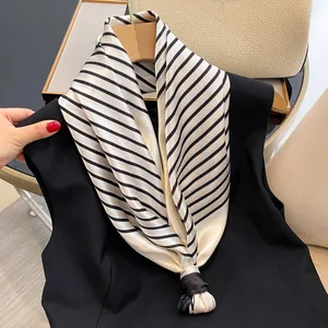 Nahaufnahme von schwarz-weiß gestreiftem Satinschal mit elegantem, seidigem Glanz