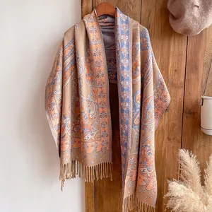 Détail du motif paisley bohème et des franges sur un châle chaud et doux de qualité