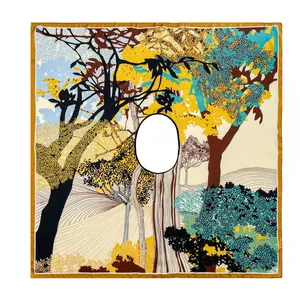 Vue détaillée d'un foulard en soie avec motifs de paysage forestier et bordure jaune