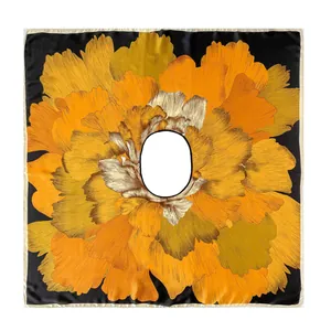 Détail d'un châle en satin de soie avec de grandes pivoines orange sur tissu noir