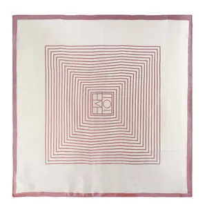 Eleganter Seidenschal im Quadratformat mit geometrischem Print in Rosé und Cremeweiß