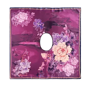 Châle en soie violette avec motifs floraux traditionnels et ouverture centrale pour le cou