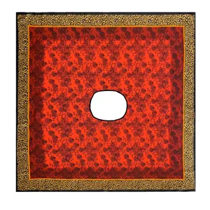 Vue détaillée d'un poncho fleuri rouge avec bordure léopard et ouverture centrale
