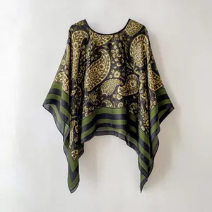 Vue détaillée du châle en mousseline avec motif Paisley et texture semi-transparente