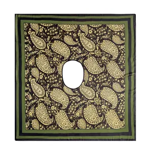Détail à plat d'un châle en soie avec motif cachemire doré sur un fond noir élégant