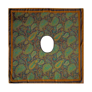 Détail d'un poncho en soie à motif cachemire avec finition satinée et tons marron et bleu
