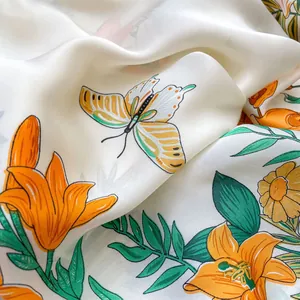 Foulard en soie légère pour femme avec lys orange et motif de papillon élégant