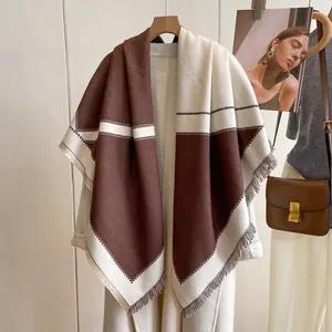 Bufanda chal gruesa con bloques de color marrón y beige con flecos para el invierno