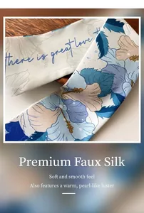 Détail macro du ruban aspect soie avec motif floral et texture douce au reflet perlé
