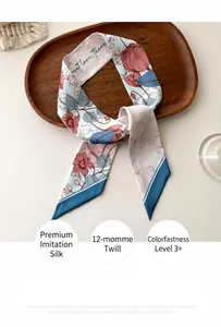 Détail d'une écharpe en imitation soie 12 mommes avec motifs de tulipes et lettrage chic