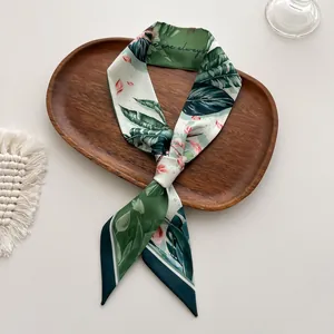 Foulard ruban en soie synthétique à imprimé tropical sur un plateau décoratif