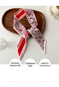 Detalle de twilly de seda con flores rojas y blancas y textura de sarga suave