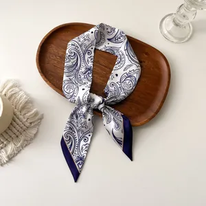 Twilly en soie de style français à motif paisley blanc et bleu sur plateau en bois