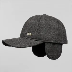 Berretto da baseball invernale da uomo con paraorecchie e logo in metallo grigio