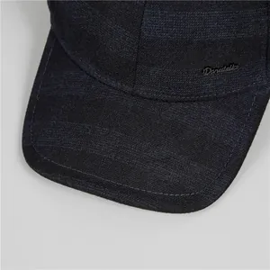 Vue détaillée des coutures et du logo métallique Donatello sur la casquette d'hiver