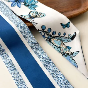 Ruban twilly élégant imitation soie aux rayures bleues et motifs de fleurs
