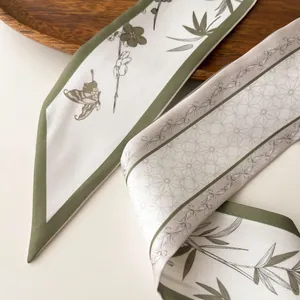 Elegante ivoren zijden twilly sjaal met groene randen en prints van bamboe en vlinders