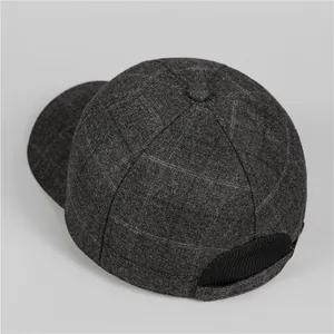 Cappello da baseball invernale grigio scuro da uomo con trama a quadri e fascia elastica