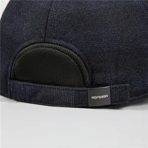Gros plan sur le tissu en laine et la boucle réglable en métal d'une casquette d'hiver