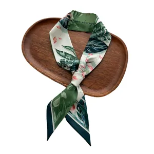 Twilly en satin à imprimé tropical floral avec inscription cursive we are always chic