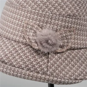 Elegante cappello a secchiello scozzese marrone per donne anziane con foglia e pompon in pelliccia