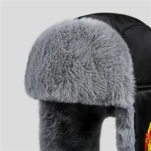 Détail du bonnet d'hiver avec doublure en fausse fourrure grise et tissu noir coupe-vent