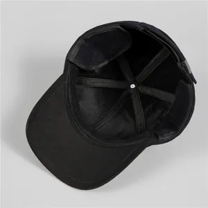 Détail de la bande de transpiration et coutures renforcées d'une casquette de baseball