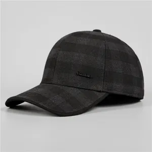 Détail de la casquette de baseball en laine à carreaux gris avec logo Donatello