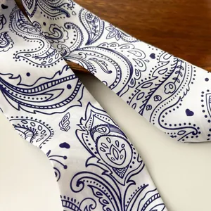 Long foulard en soie style français avec motif cachemire bleu sur fond en bois
