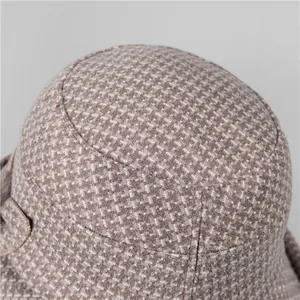 Cappello a campana classico in lana per donne anziane in caldo tweed marrone e beige