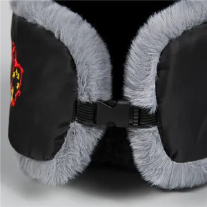 Détail du chapeau d'aviateur d'hiver avec fourrure grise et boucle de serrage ajustable