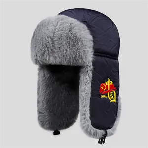 Détail du chapeau d'hiver chaud avec doublure en fausse fourrure et broderie nationale