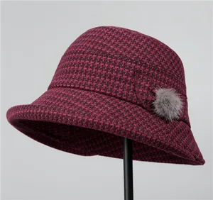 Dettaglio della trama del cappello cloche bordeaux con motivo pied-de-poule e decorazione