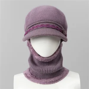 Detalle de conjunto de gorro de punto morado y bufanda con forro cálido de piel sintética