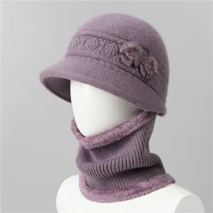 Detalle del conjunto de gorro y bufanda de punto violeta con forro polar y adorno