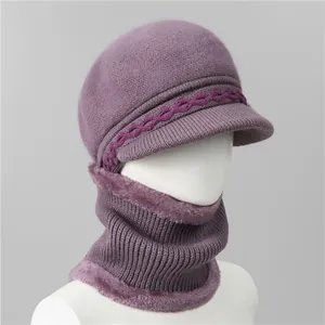 Detalle de gorro de punto morado y calentador de cuello con forro de felpa para mujer