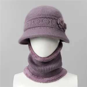 Detalle de gorro de punto violeta y calentador de cuello forrado para mujeres mayores