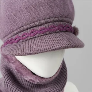 Detalle del conjunto de gorro de punto morado y bufanda con forro de felpa para ancianas