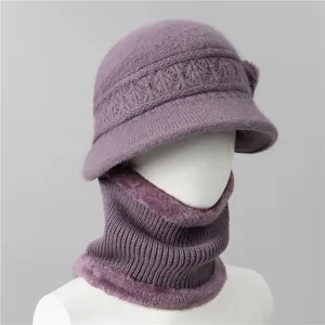 Detalle del conjunto de gorro de punto morado y calentador de cuello con forro de felpa