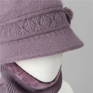 Detalle de gorro de punto morado y conjunto de calentador de cuello de piel sintética