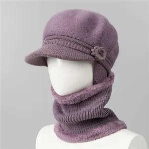 Detalle de conjunto de gorro y bufanda de punto con flor y forro de felpa suave