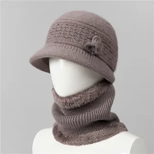 Detalle del gorro de punto de invierno y el calentador de cuello con piel para ancianas