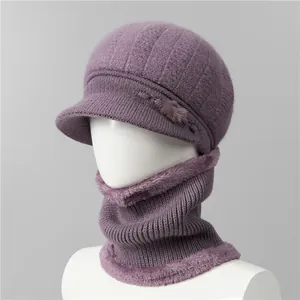 Detalle del tejido de punto del conjunto de gorro y bufanda violeta con forro de felpa