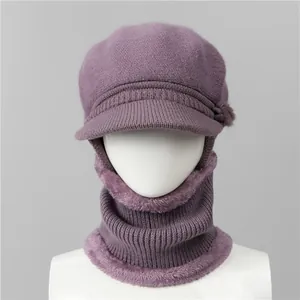 Detalle del conjunto de gorro de punto morado con forro polar y flores decorativas