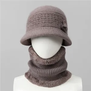 Detalle de conjunto de gorro de punto morado y bufanda con piel sintética para ancianas