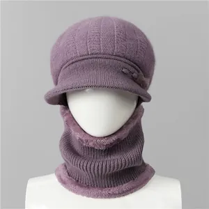 Vista detallada del conjunto de gorro y bufanda de punto violeta con forro polar grueso