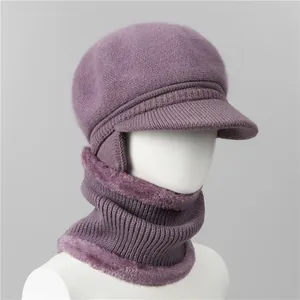 Detalle del conjunto de gorro de punto morado oscuro y calentador de cuello con forro polar