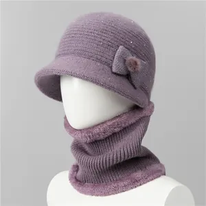 Detalle del conjunto de gorro y bufanda de punto violeta con lentejuelas y forro de pelo