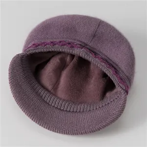 Detalle del gorro de punto morado mostrando el forro polar cálido y patrón de flores